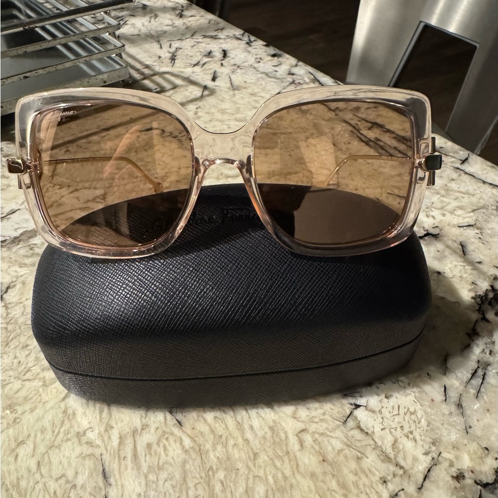 Elegant Square Sunglasses - Pink